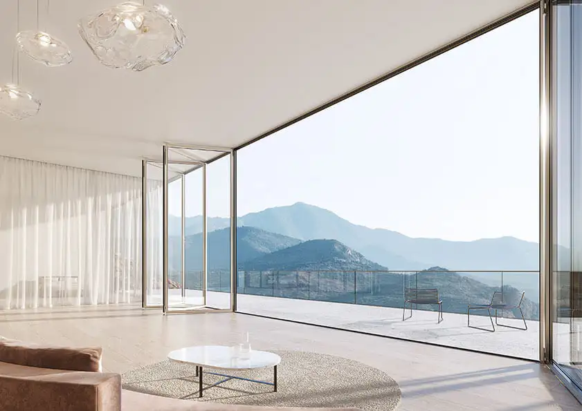 Wohnzimmer mit Glas-Faltwänden und Blick auf die Berge